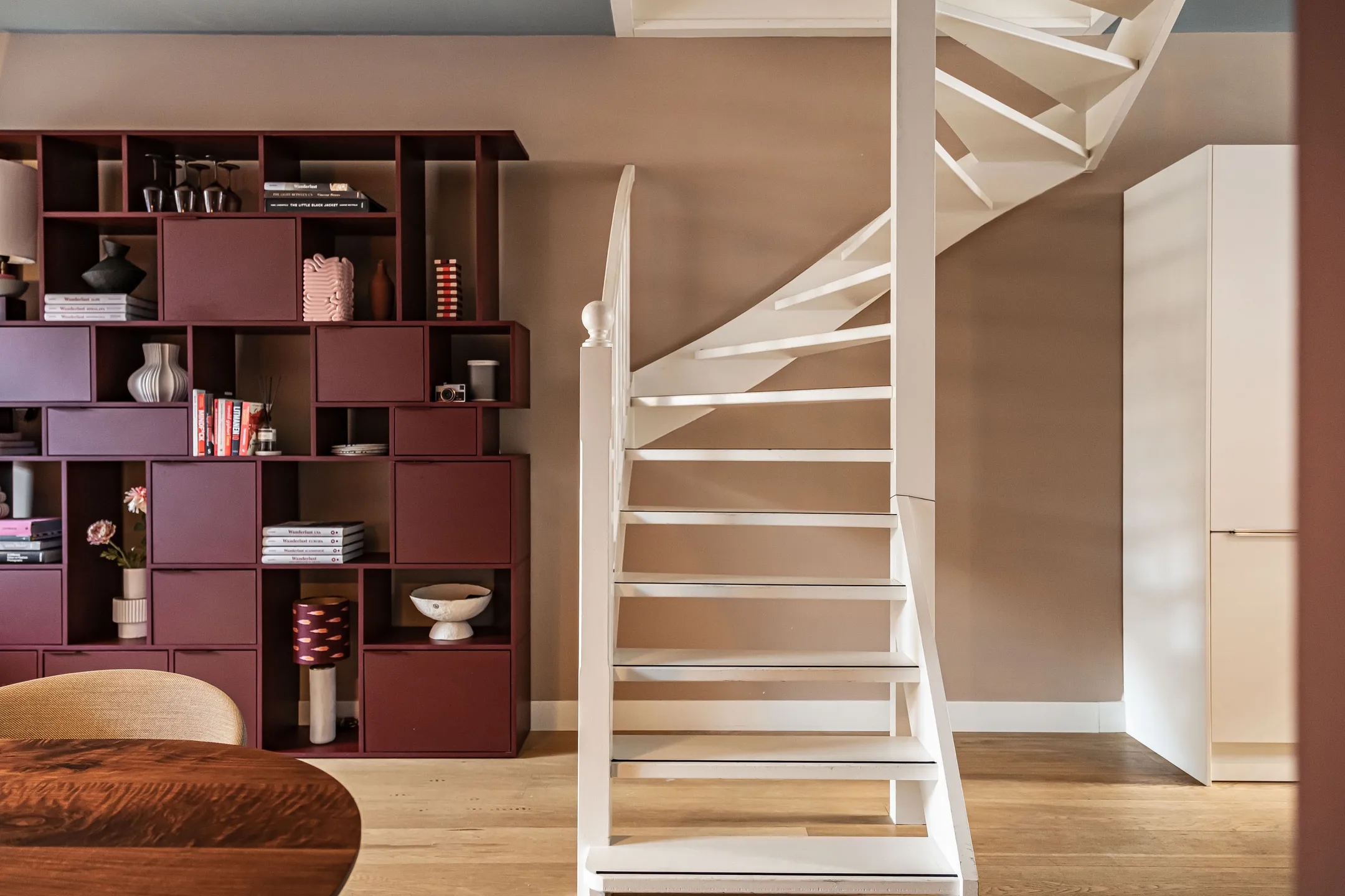 salon avec escalier maison de ville avec jardin