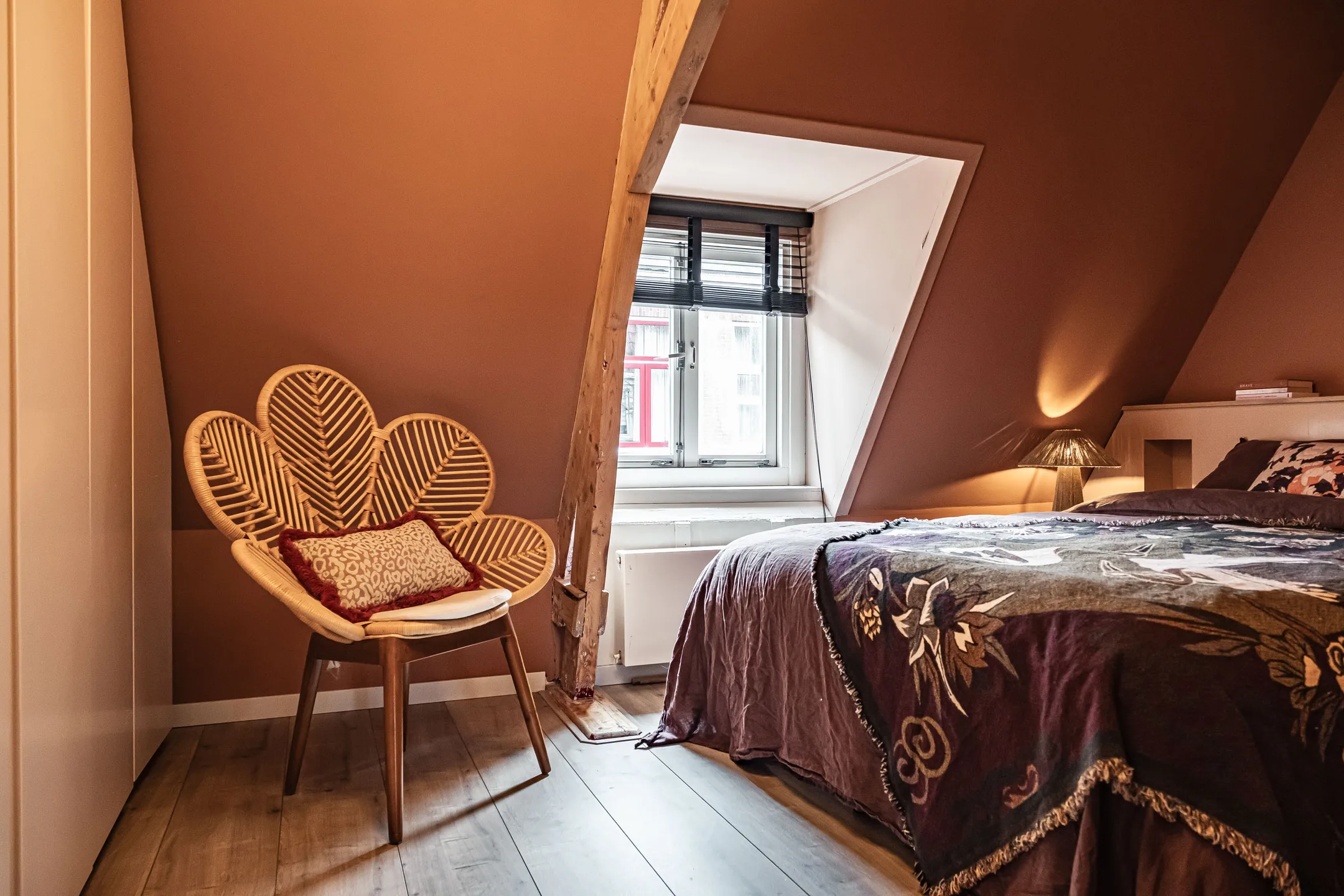 chambre mansardée mur terracotta maison de ville avec jardin