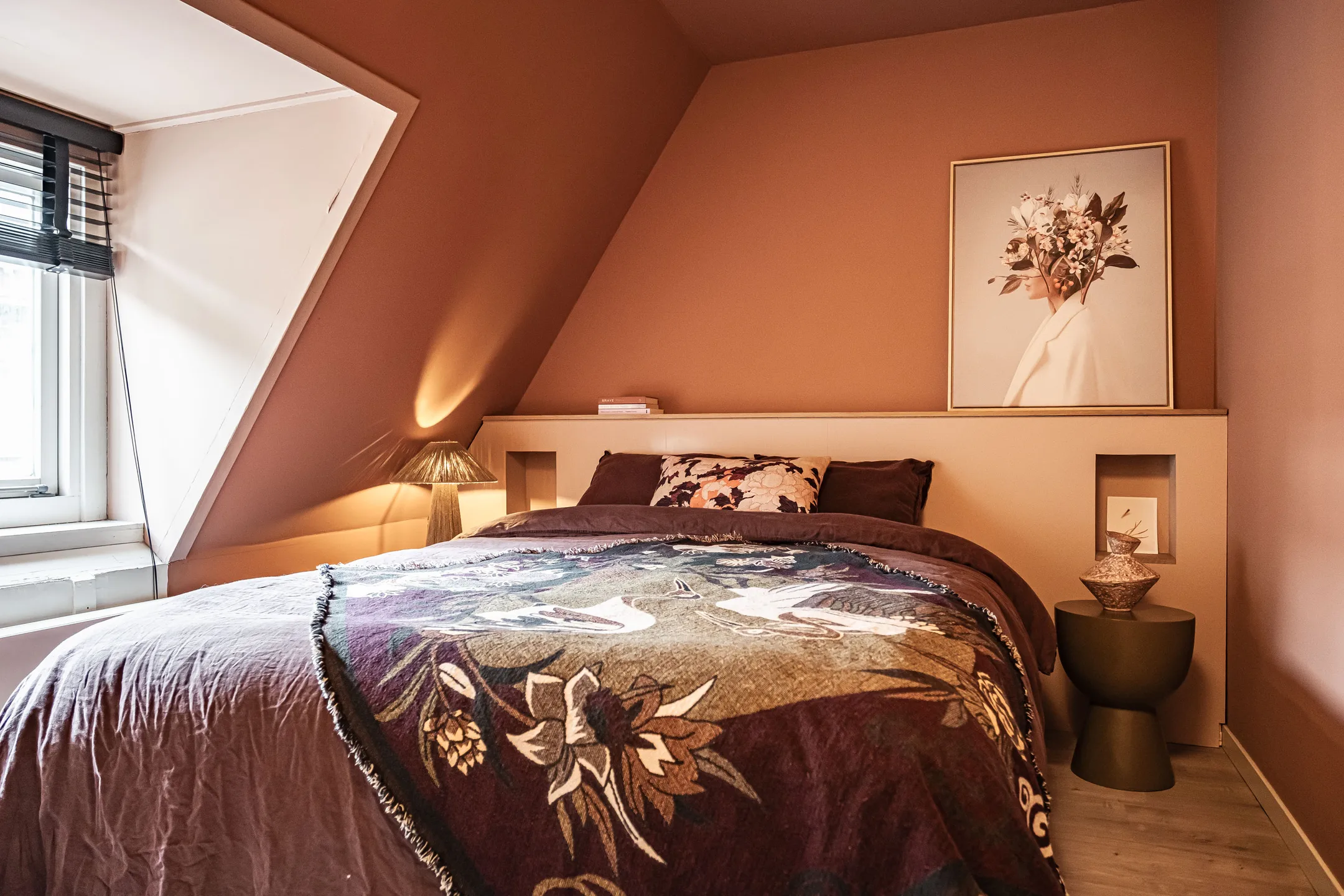 chambre mansardée mur terracotta maison de ville avec jardin