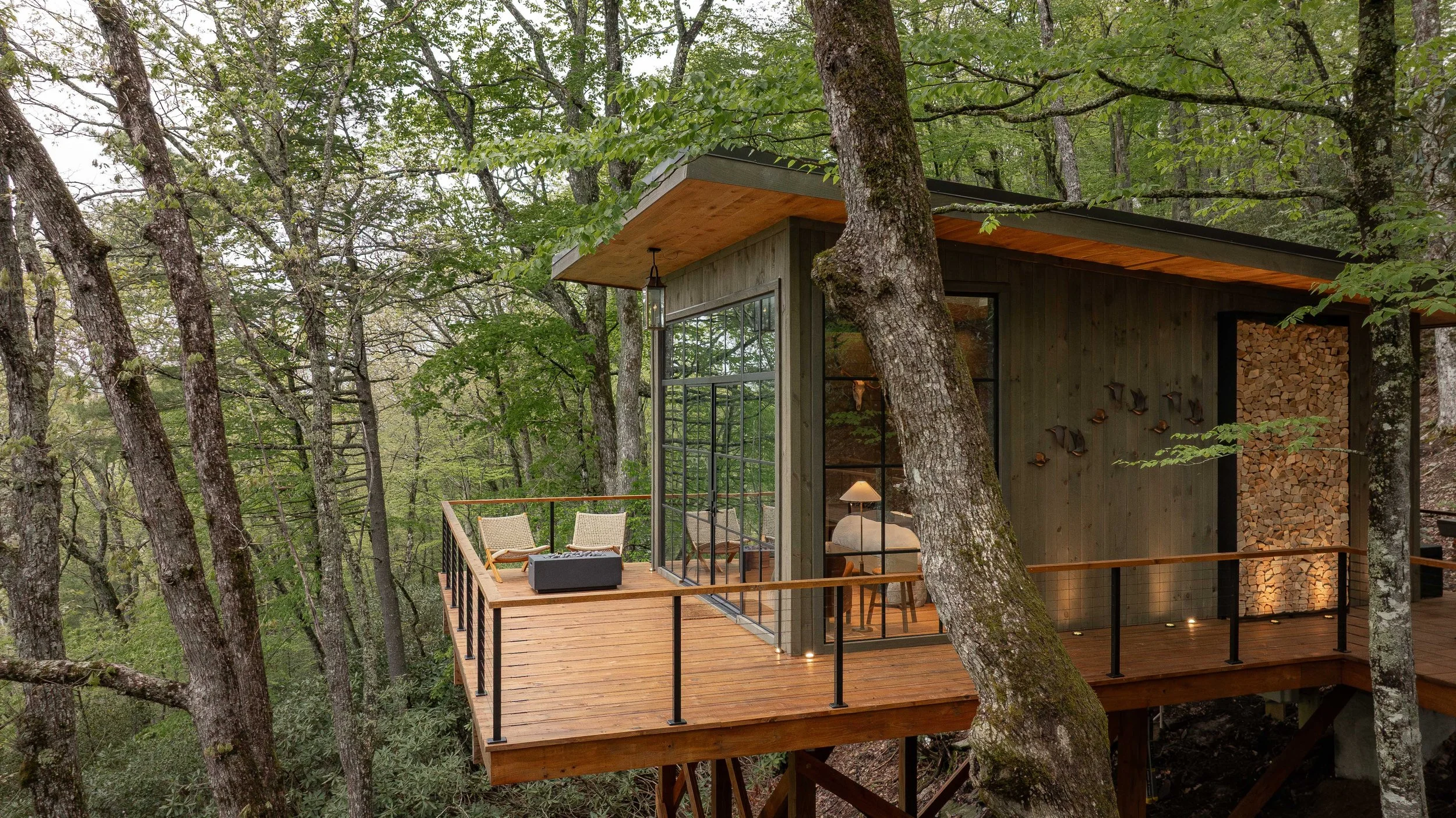 Une cabane perchée au cœur des arbres en Caroline du Nord