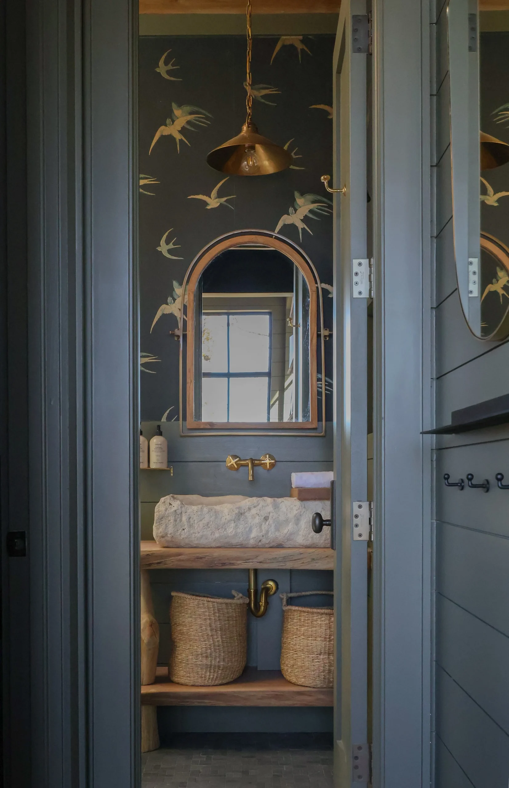 salle de bain cabane vitrée au milieu des arbres Hide Inn Seek Bird Nest Treehouse