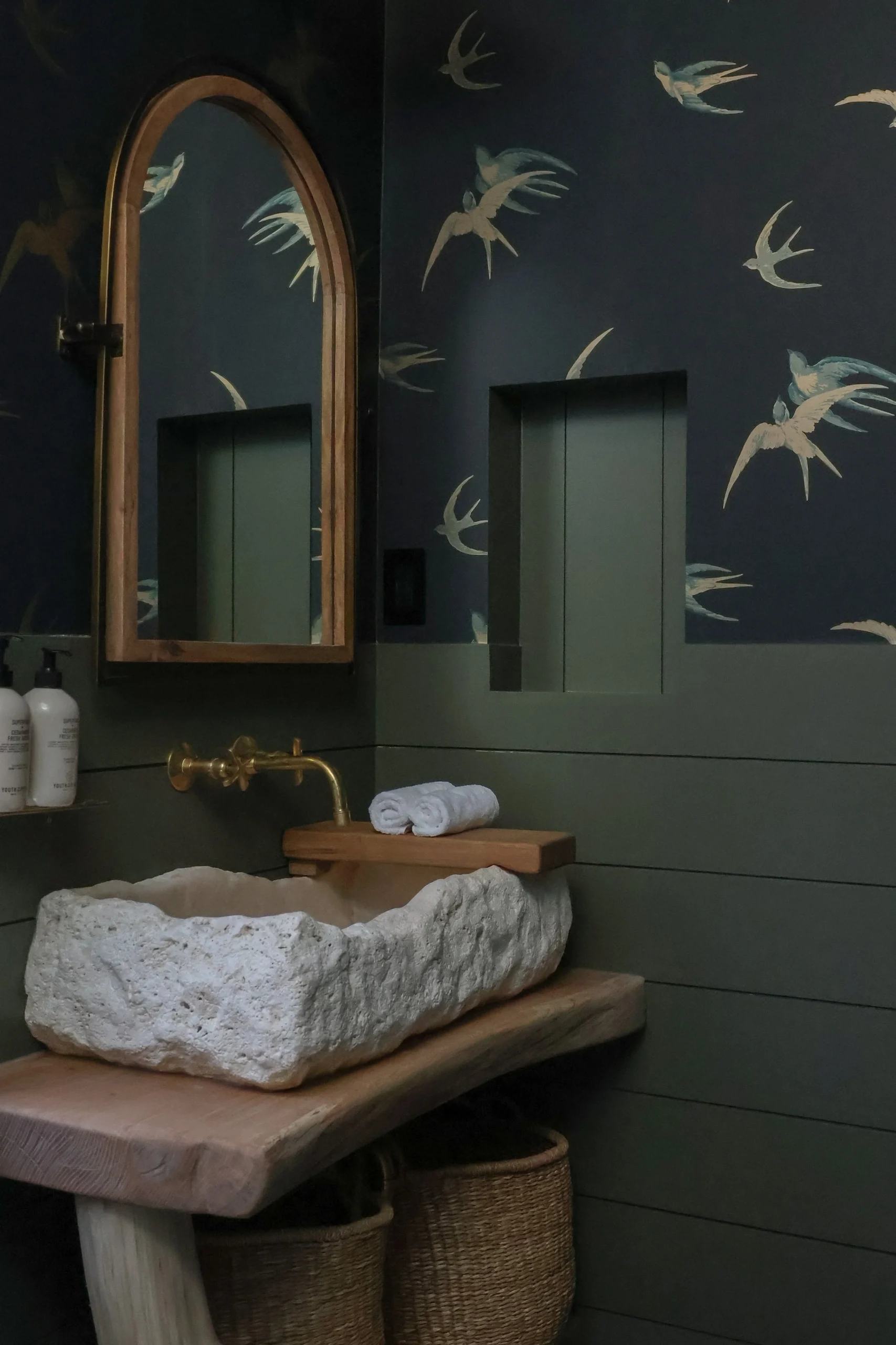 salle de bain cabane vitrée au milieu des arbres Hide Inn Seek Bird Nest Treehouse