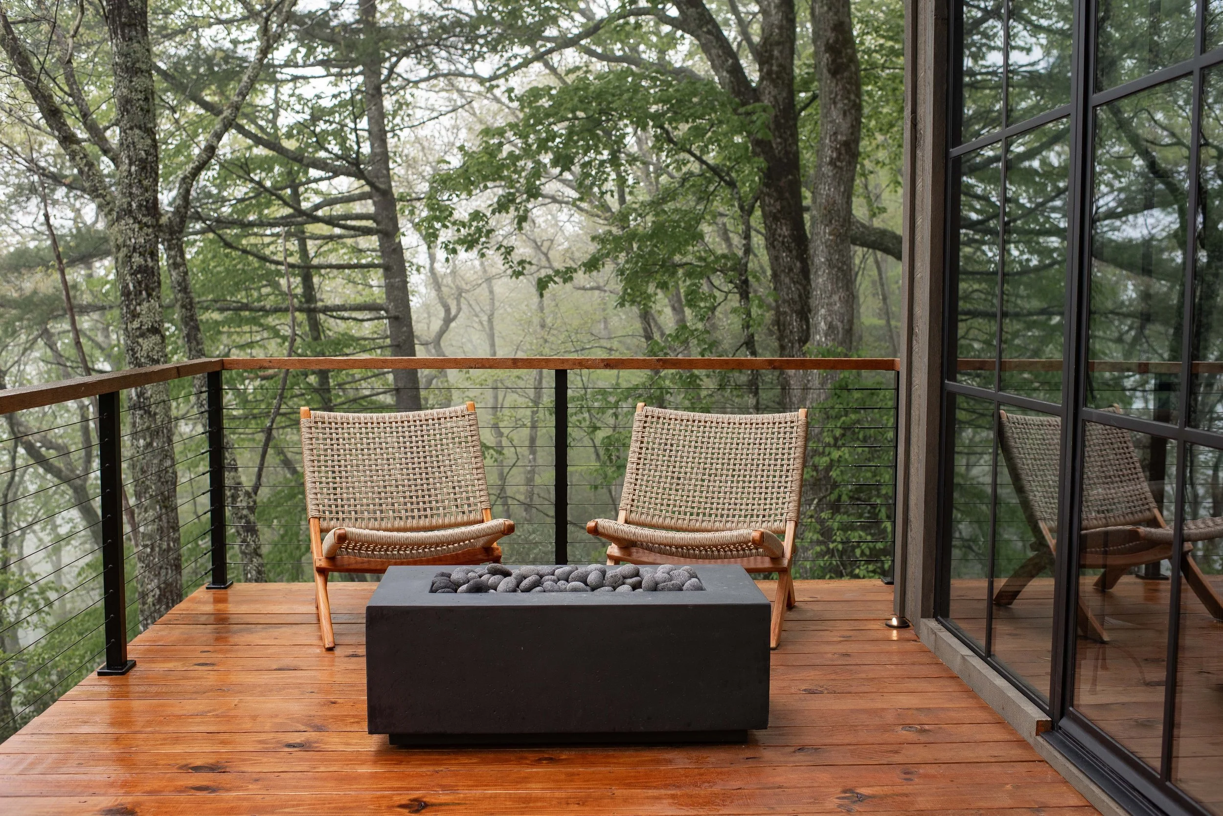 terrasse cabane vitrée au milieu des arbres Hide Inn Seek Bird Nest Treehouse