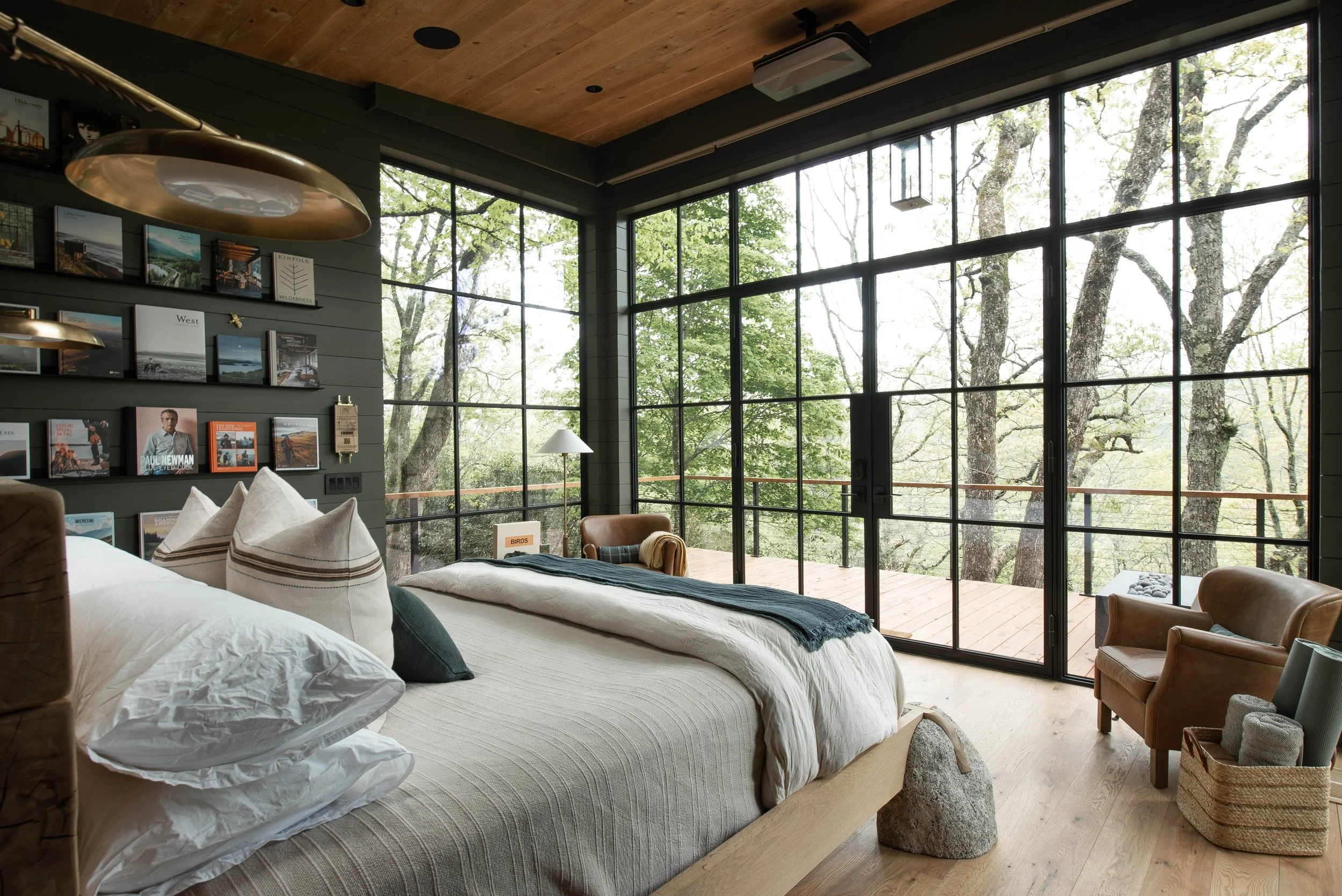 chambre avec baie vitrée au milieu des arbres Hide Inn Seek Bird Nest Treehouse
