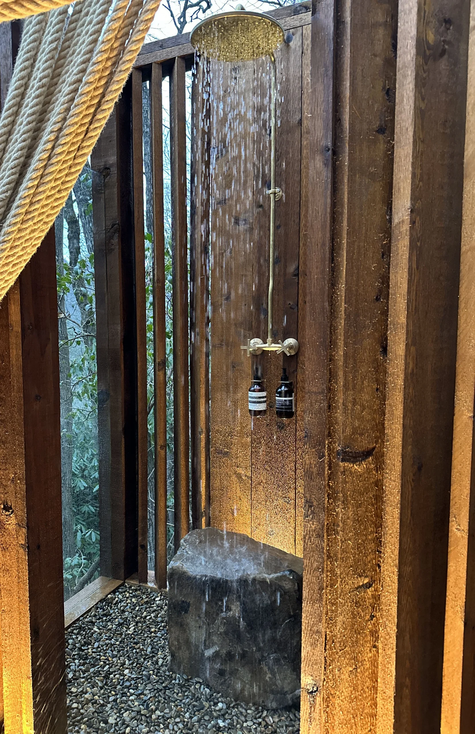 terrasse avec douche pluie cabane vitrée au milieu des arbres Hide Inn Seek Bird Nest Treehouse