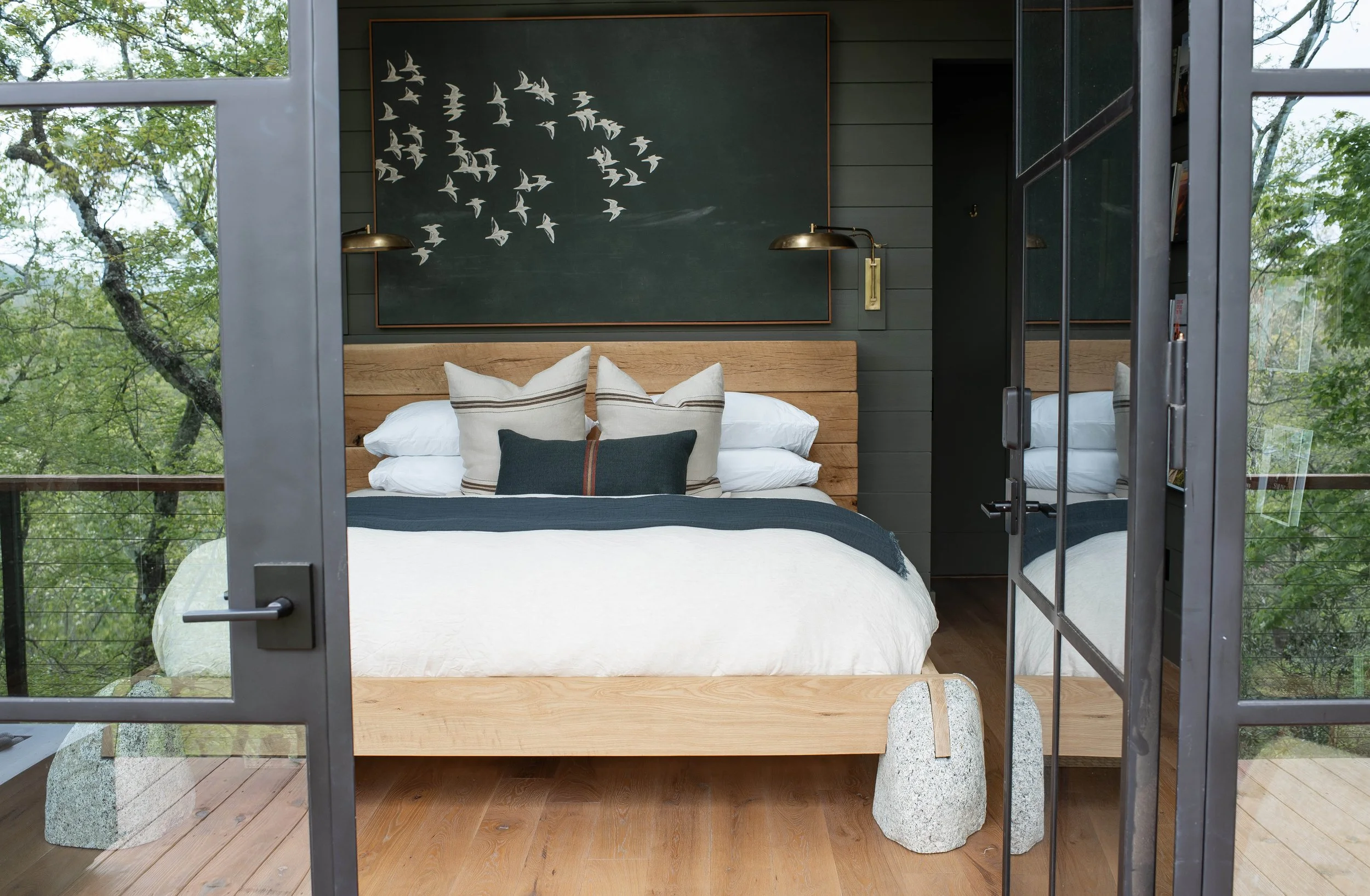 chambre cabane vitrée au milieu des arbres Hide Inn Seek Bird Nest Treehouse