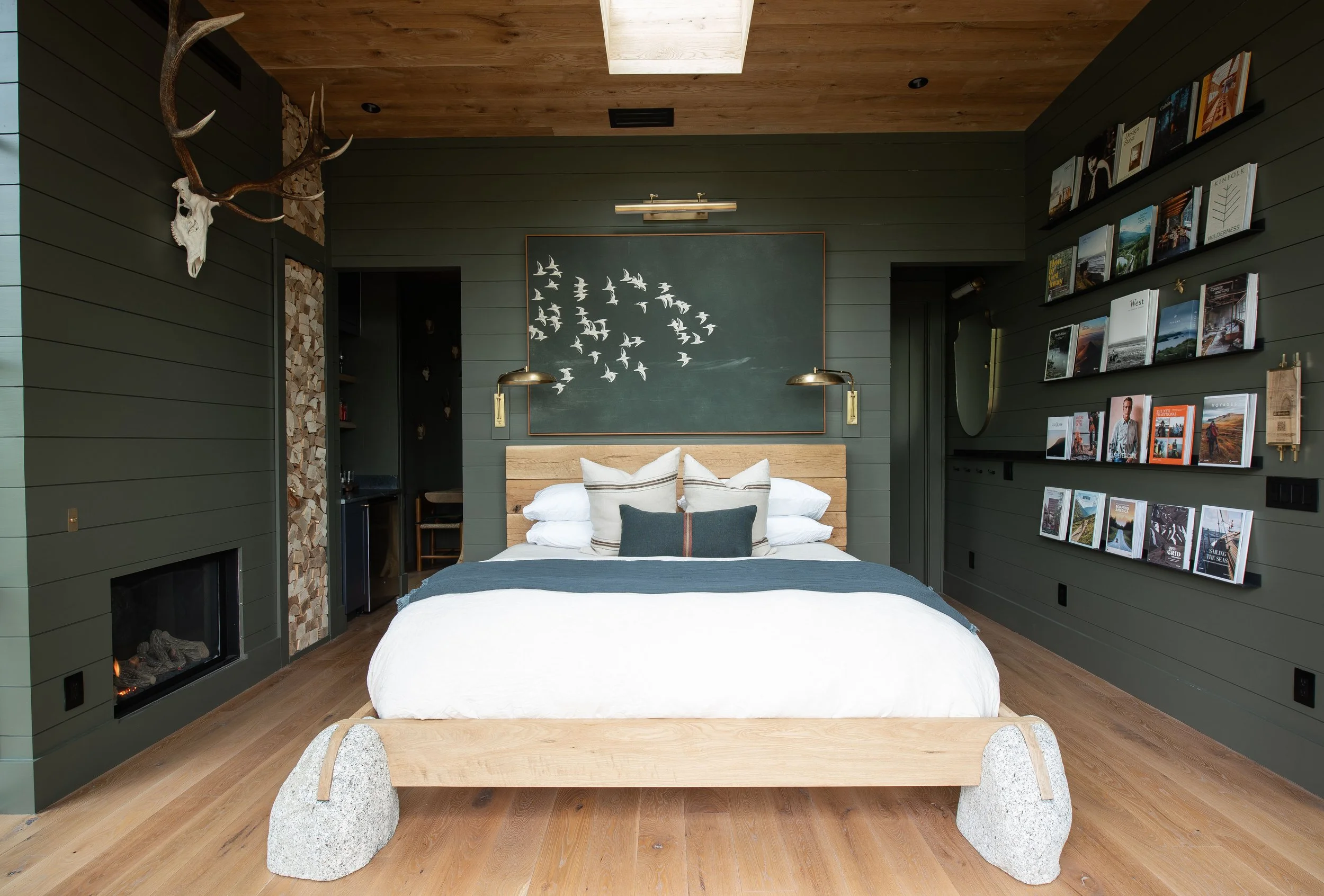 chambre avec cheminée cabane vitrée au milieu des arbres Hide Inn Seek Bird Nest Treehouse