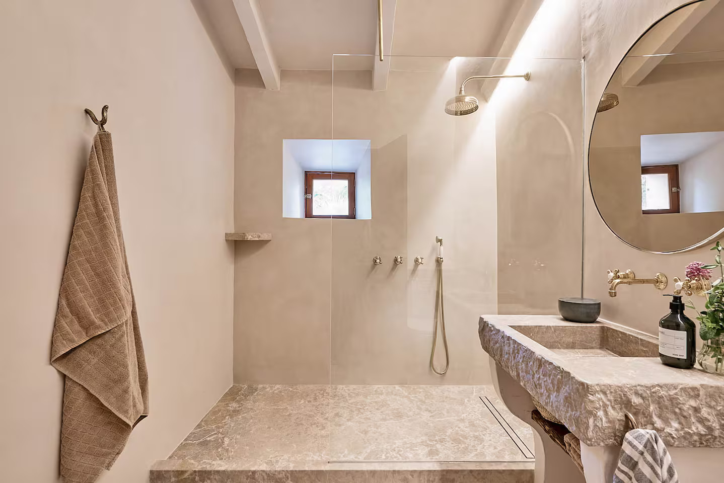 salle de bain avec poutres maison en pierre face à la Méditerranée Majorque Casa Dolphina