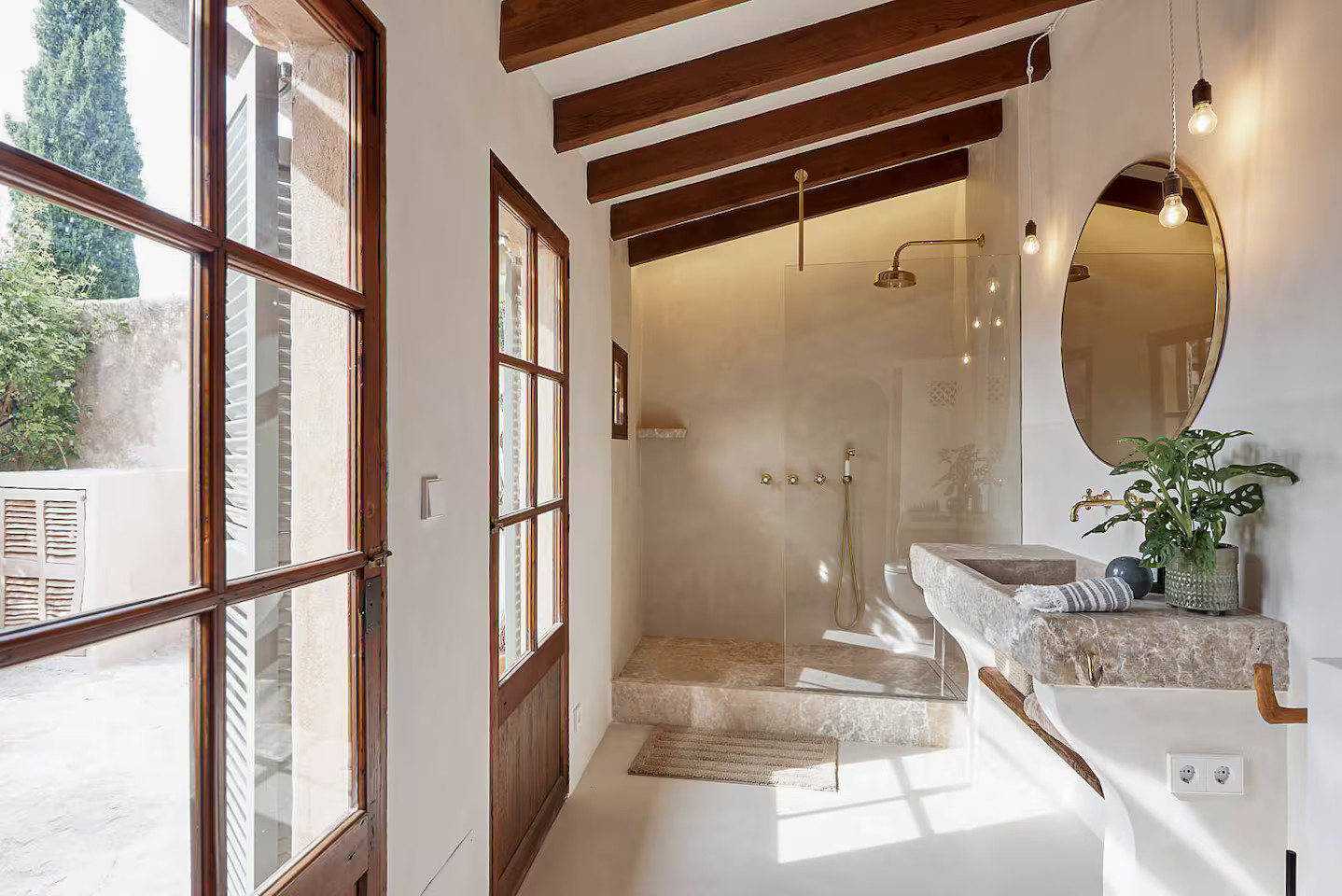 salle de bain avec poutres maison en pierre face à la Méditerranée Majorque Casa Dolphina