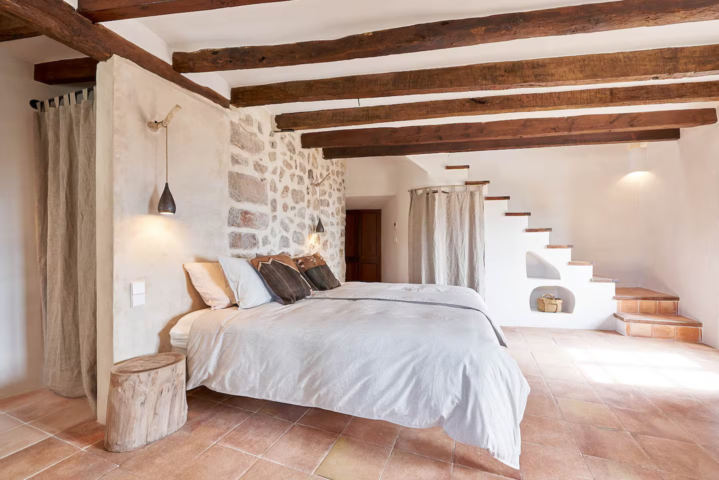 chambre avec poutres maison en pierre face à la Méditerranée Majorque Casa Dolphina
