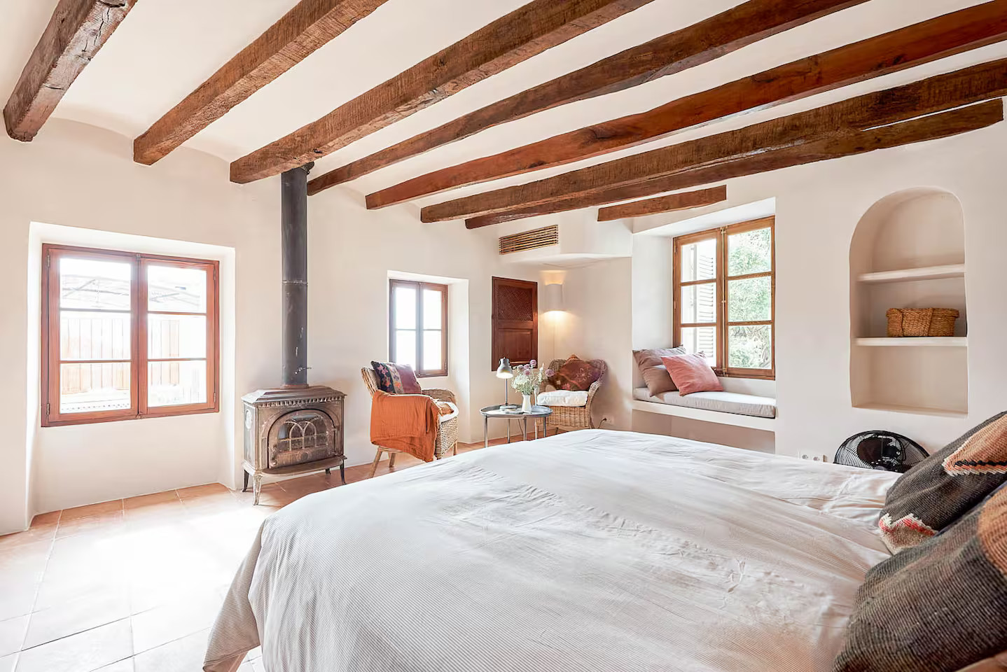 chambre avec poutres maison en pierre face à la Méditerranée Majorque Casa Dolphina