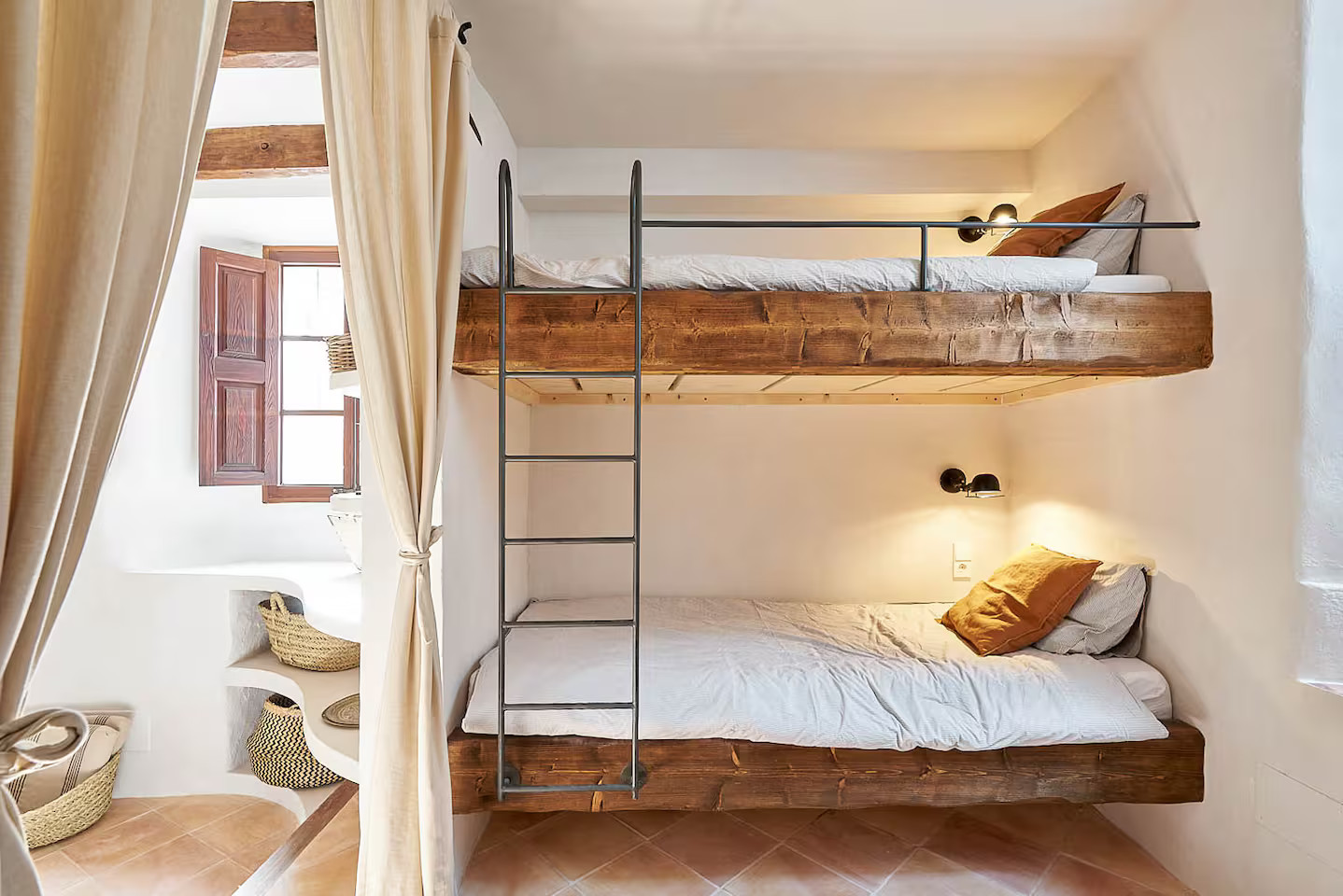 chambre lits superposés rustiques maison en pierre face à la Méditerranée Majorque Casa Dolphina