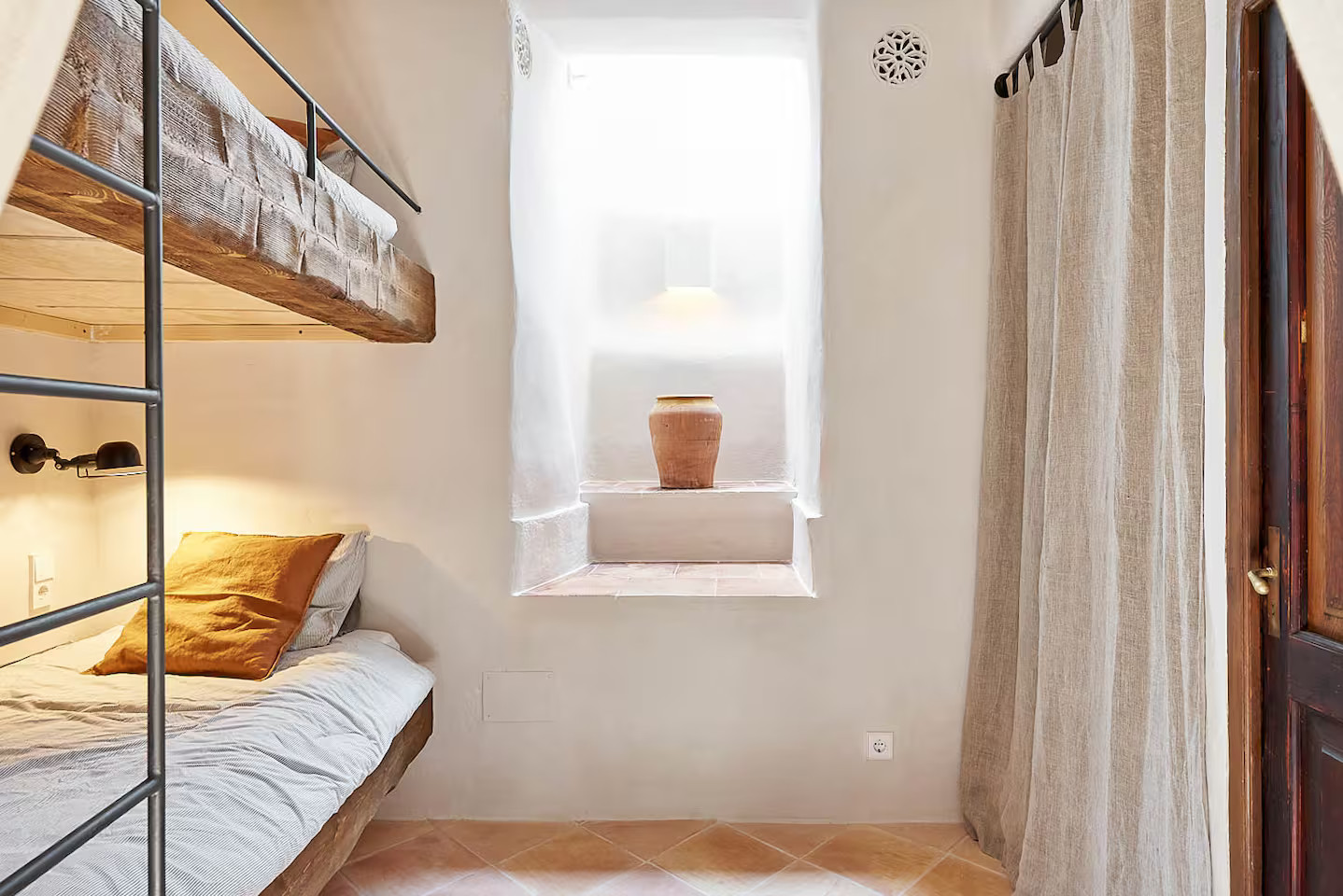 chambre lits superposés rustiques maison en pierre face à la Méditerranée Majorque Casa Dolphina