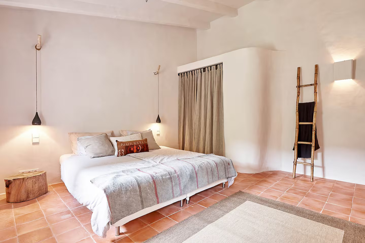 chambre avec poutres maison en pierre face à la Méditerranée Majorque Casa Dolphina