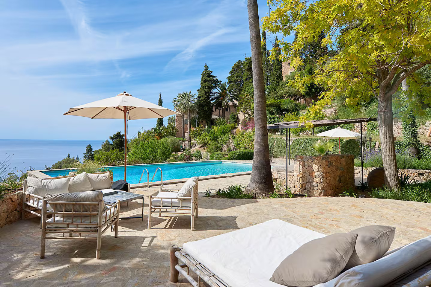jardin avec piscine maison en pierre face à la Méditerranée Majorque Casa Dolphina