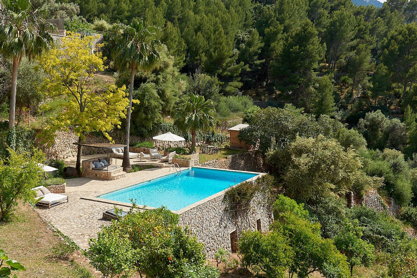 jardin avec piscine maison en pierre face à la Méditerranée Majorque Casa Dolphina