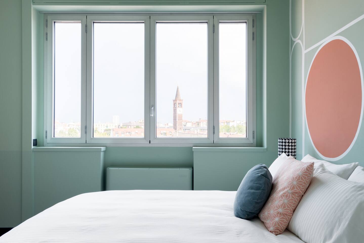 chambre appartement Milan décoration design et colorée