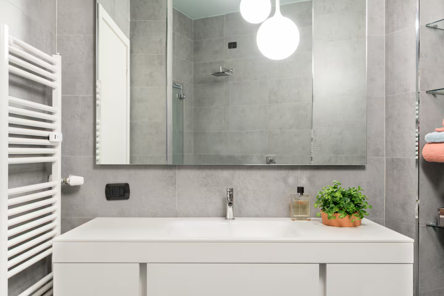 salle de bain moderne grise