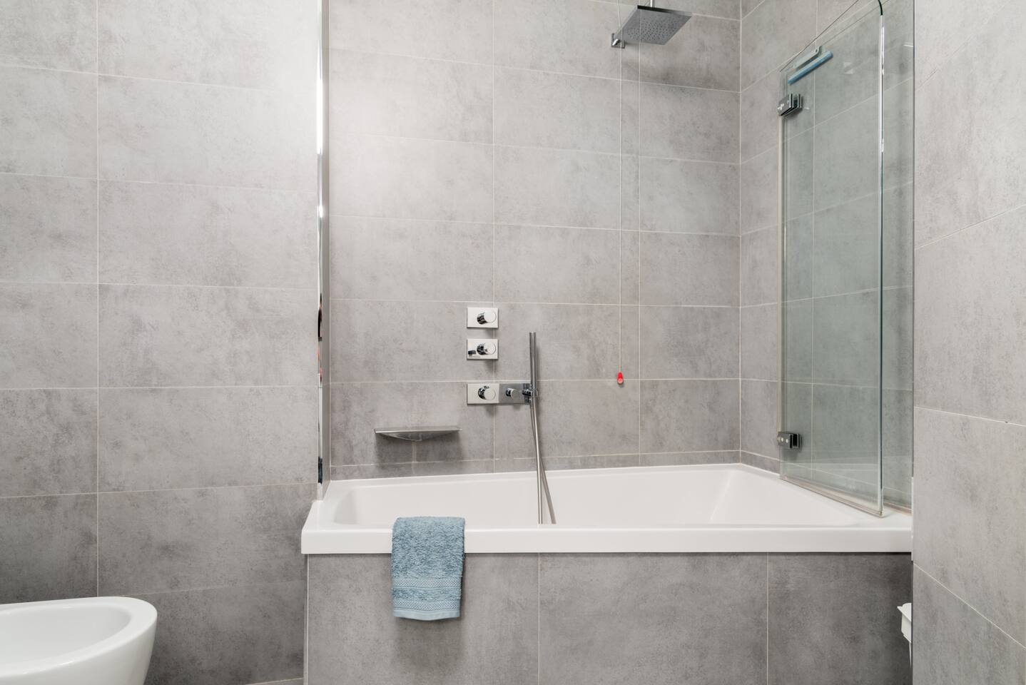 salle de bain moderne grise