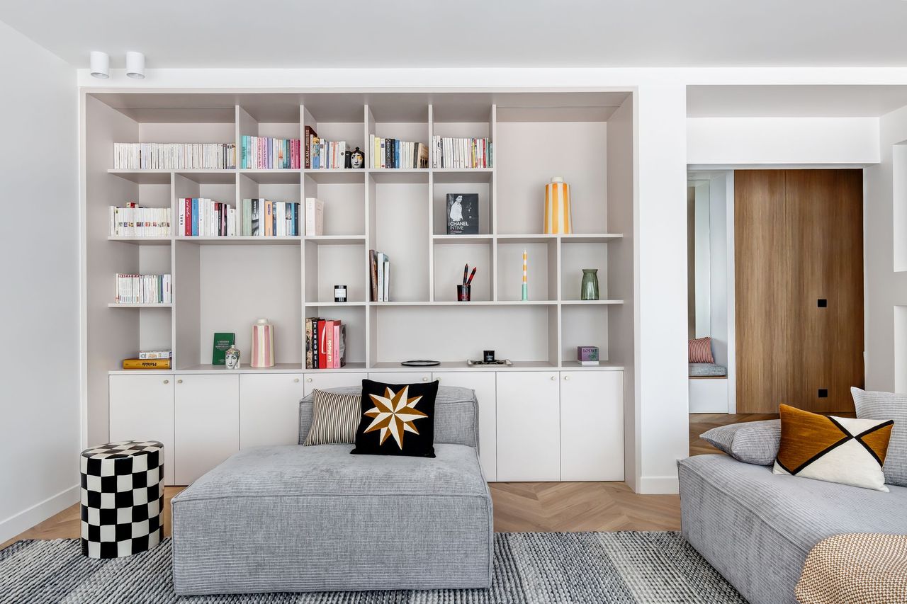 salon décoration contemporaine appartement 130m2 Paris rénové par Elodie Sierocki Studio Photo : © Sophie Lloyd salon décoration contemporaine appartement 130m2 Paris rénové par Elodie Sierocki Studio Photo : © Sophie Lloyd