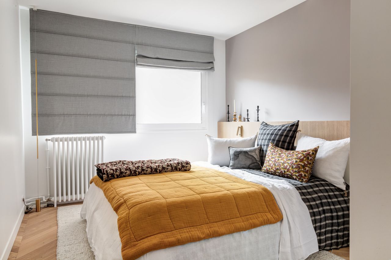 chambre décoration contemporaine appartement 130m2 Paris rénové par Elodie Sierocki Studio Photo : © Sophie Lloyd chambre décoration contemporaine appartement 130m2 Paris rénové par Elodie Sierocki Studio Photo : © Sophie Lloyd