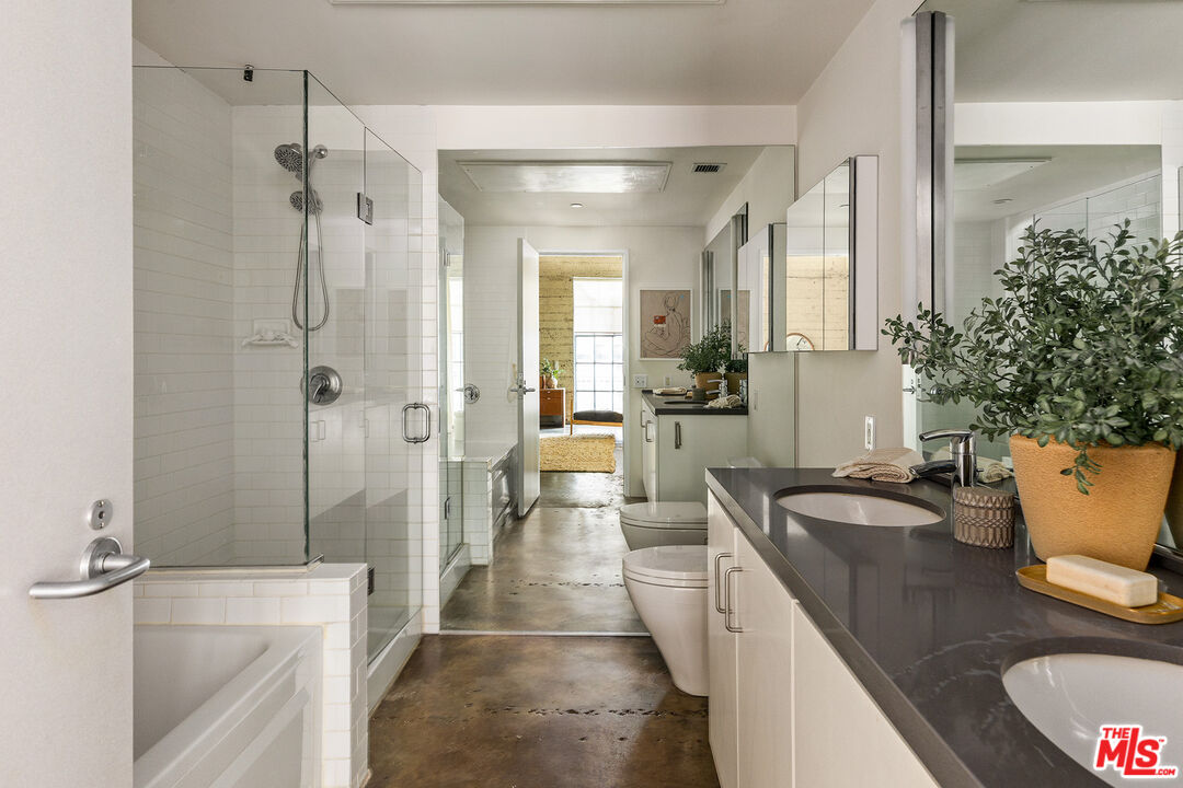 salle de bain avec mur miroir décoration contemporaine loft Los Angeles salle de bain avec mur miroir décoration contemporaine loft Los Angeles