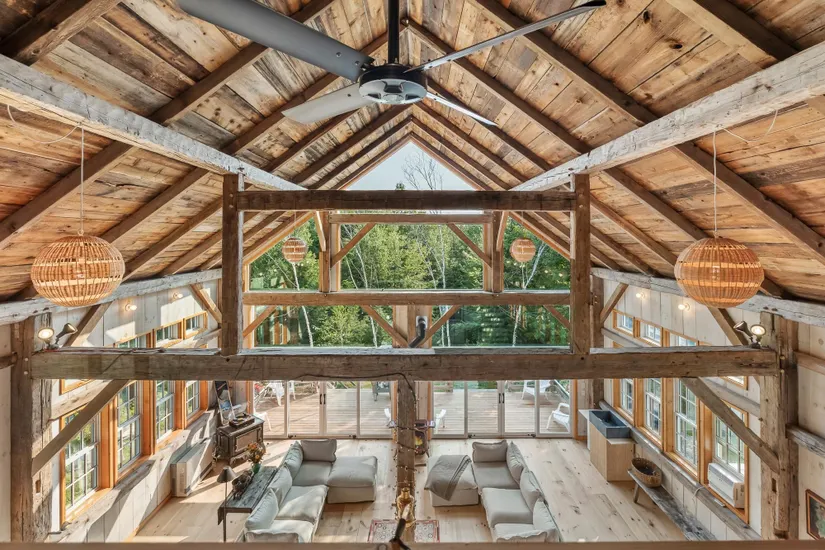 salon et salle à manger pignon vitré maison en vieux bois recyclé Vermont décoration rustique