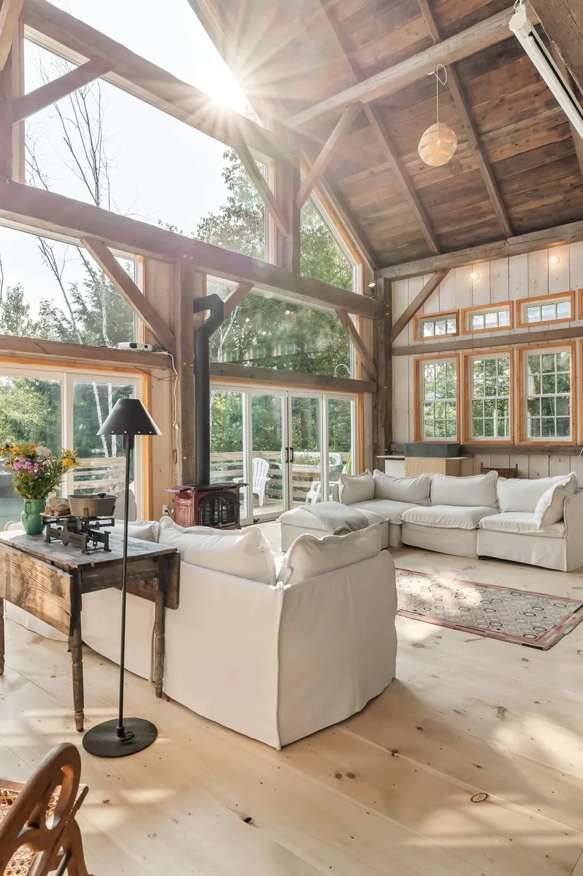salon pignon vitré maison en vieux bois recyclé Vermont décoration rustique