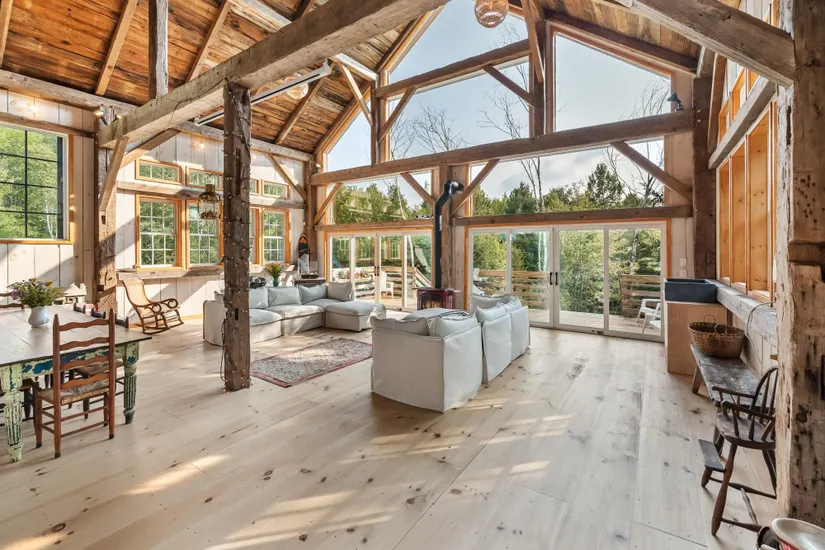 salon pignon vitré maison en vieux bois recyclé Vermont décoration rustique