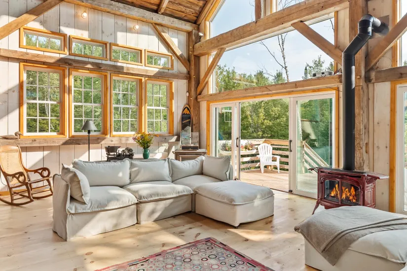salon pignon vitré maison en vieux bois recyclé Vermont décoration rustique