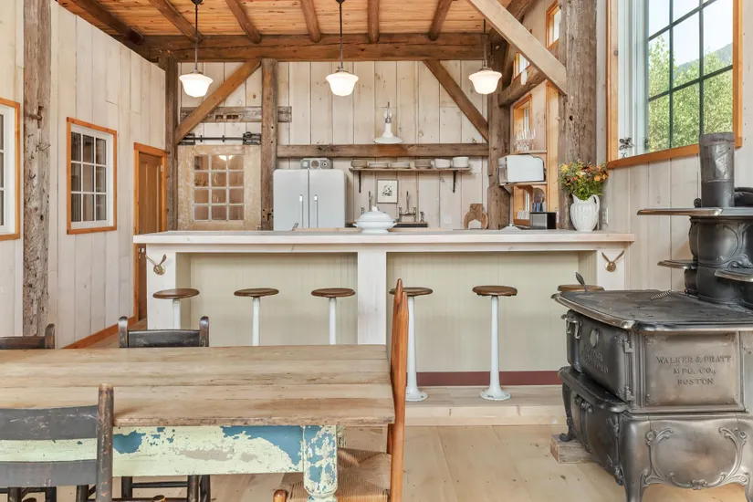cuisine ouverte maison en vieux bois recyclé Vermont décoration rustique