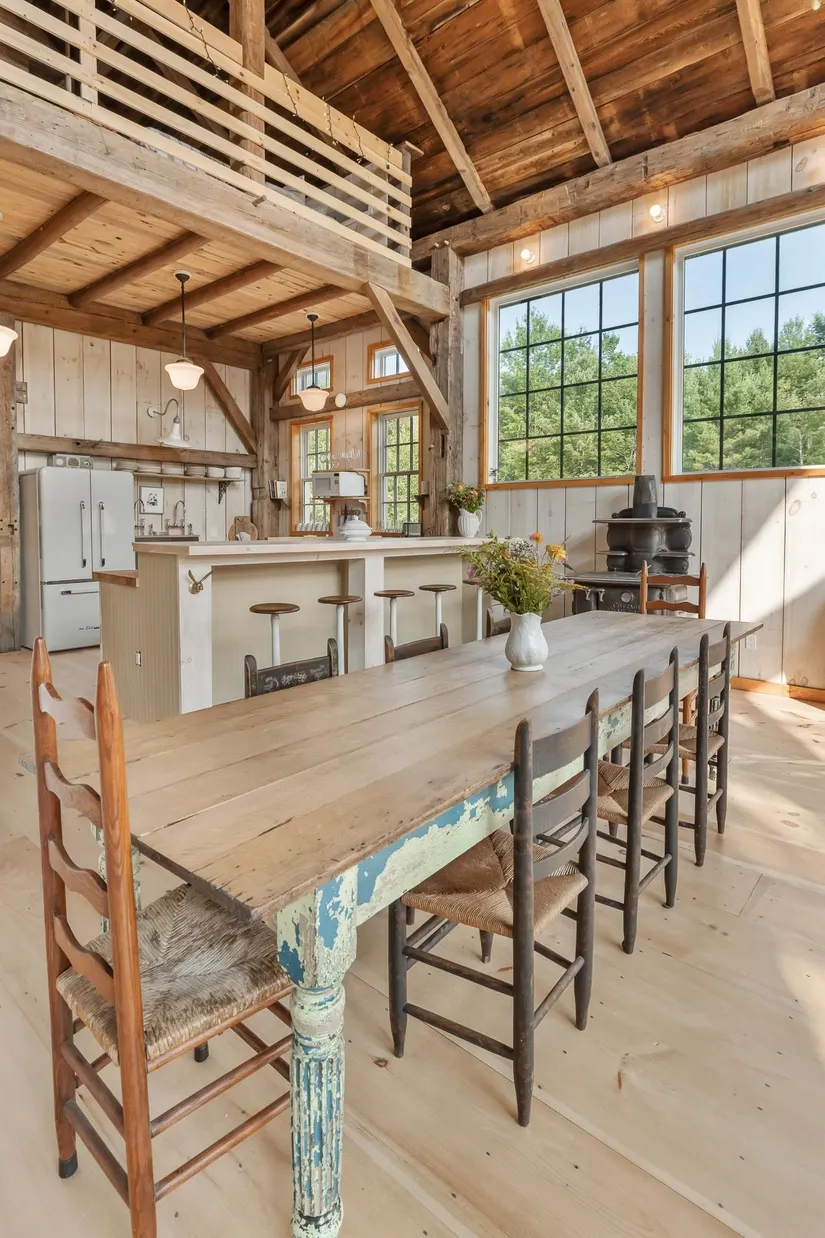 salle à manger et cuisine ouverte maison en vieux bois recyclé Vermont décoration rustique
