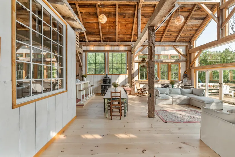 salon et salle à manger pignon vitré maison en vieux bois recyclé Vermont décoration rustique