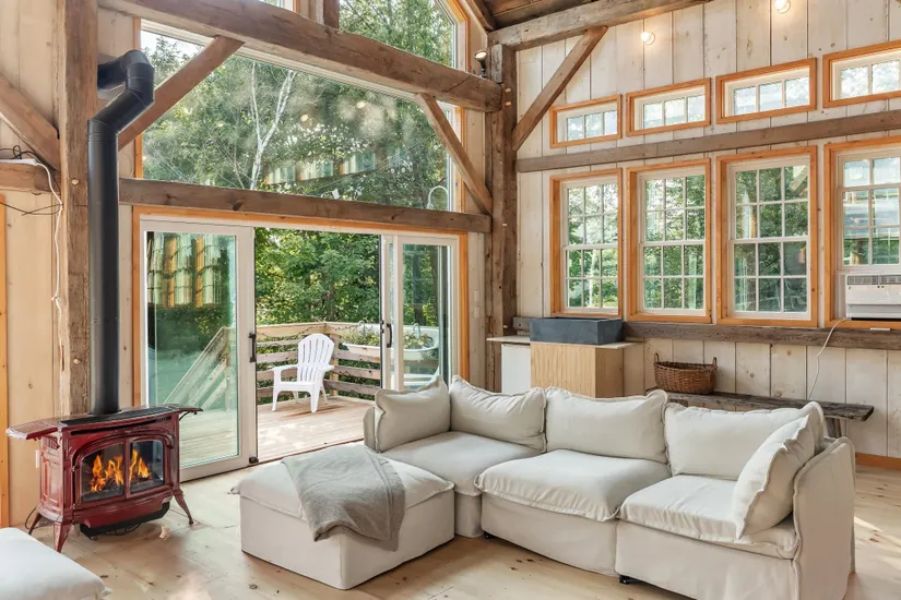 salon pignon vitré maison en vieux bois recyclé Vermont décoration rustique