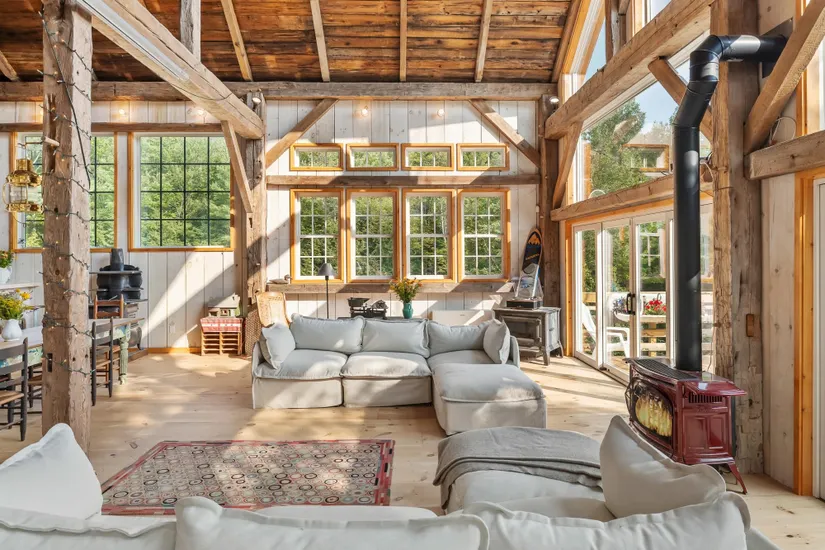salon pignon vitré maison en vieux bois recyclé Vermont décoration rustique