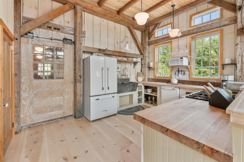 cuisine ouverte maison en vieux bois recyclé Vermont décoration rustique