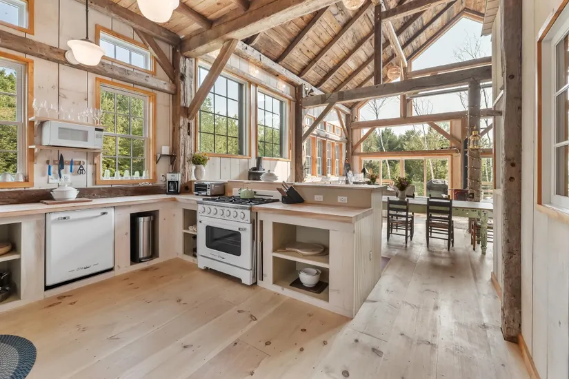 cuisine ouverte maison en vieux bois recyclé Vermont décoration rustique