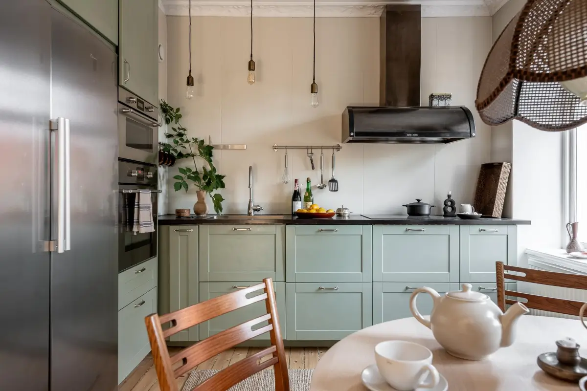 cuisine semi ouverte type shaker verte décoration scandinave avec espace repas
