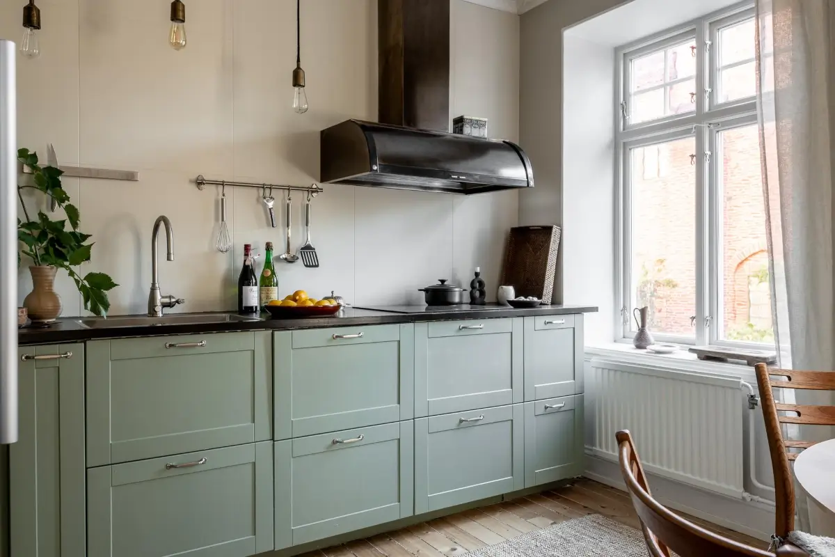 cuisine semi ouverte type shaker verte décoration scandinave avec espace repas