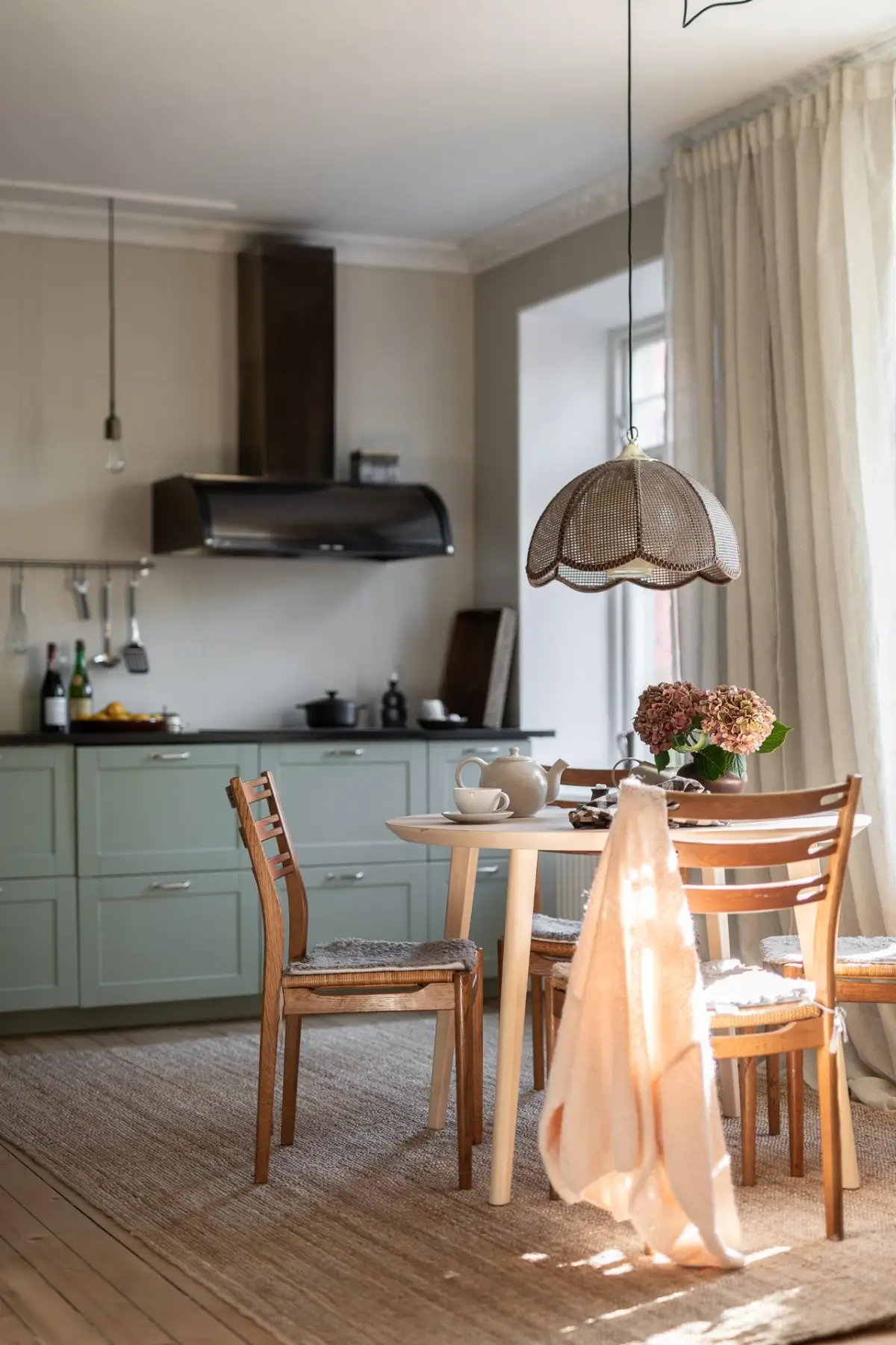 cuisine semi ouverte type shaker verte décoration scandinave avec espace repas