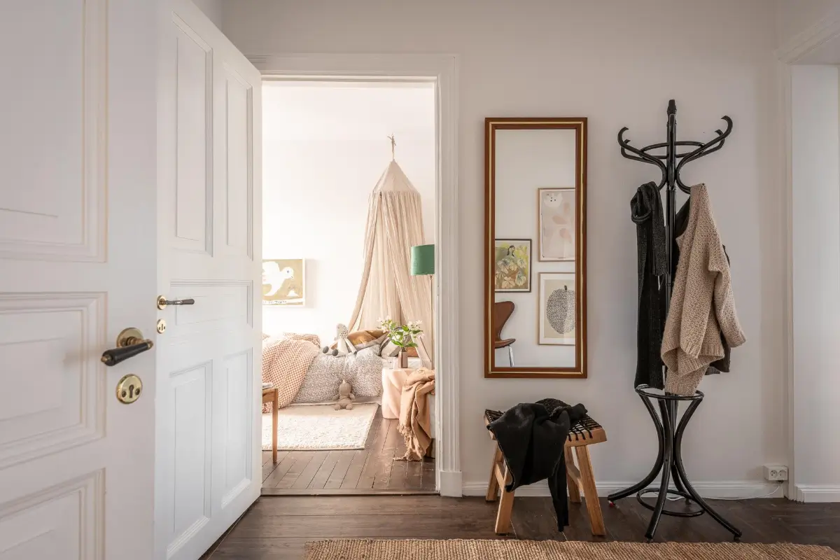 entrée avec porte-manteaux vintage