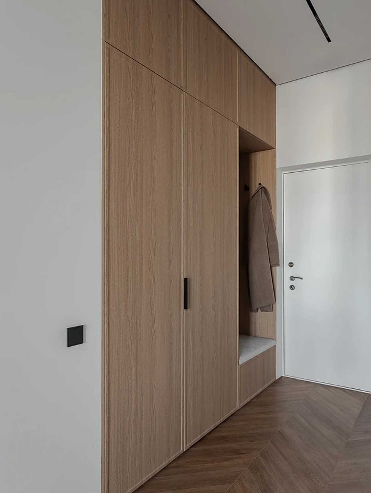 entrée avec placard bois et banc intégré sur mesure grand studio 47m2 avec dressing décoration contemporaine