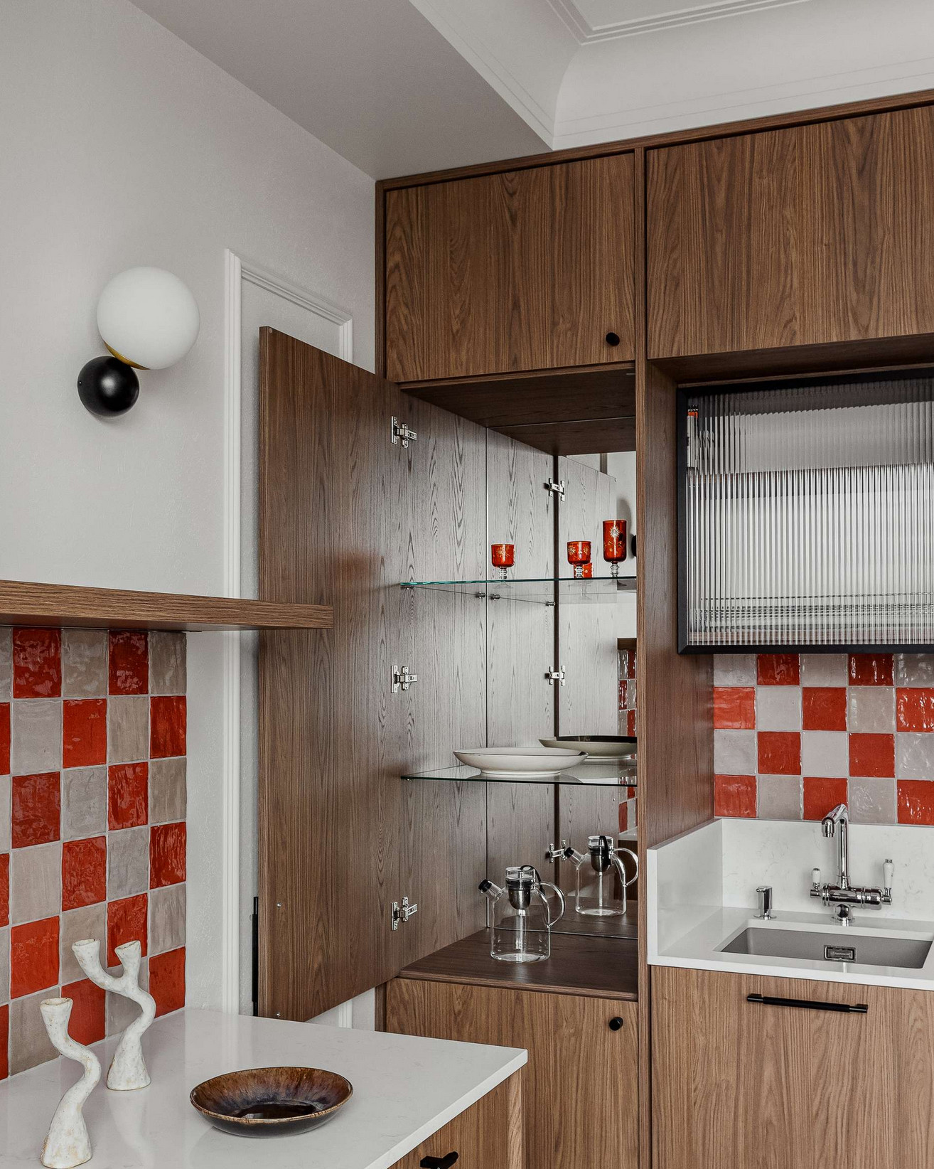 cuisine bois crédence carrelage rouge et gris appartement décoration vintage cuisine bois crédence carrelage rouge et gris appartement décoration vintage