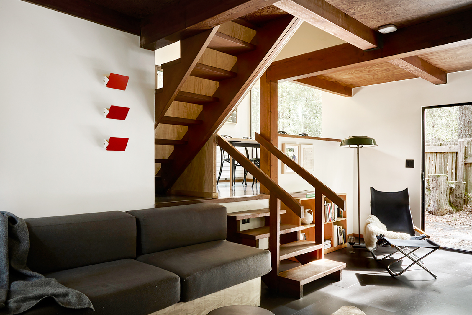 salon avec escalier maison en bois Mini-Mod n°3 à Sea Ranch salon avec escalier maison en bois Mini-Mod n°3 à Sea Ranch