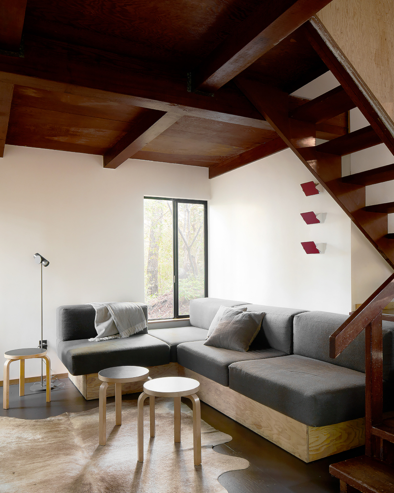 salon avec escalier maison en bois Mini-Mod n°3 à Sea Ranch salon avec escalier maison en bois Mini-Mod n°3 à Sea Ranch