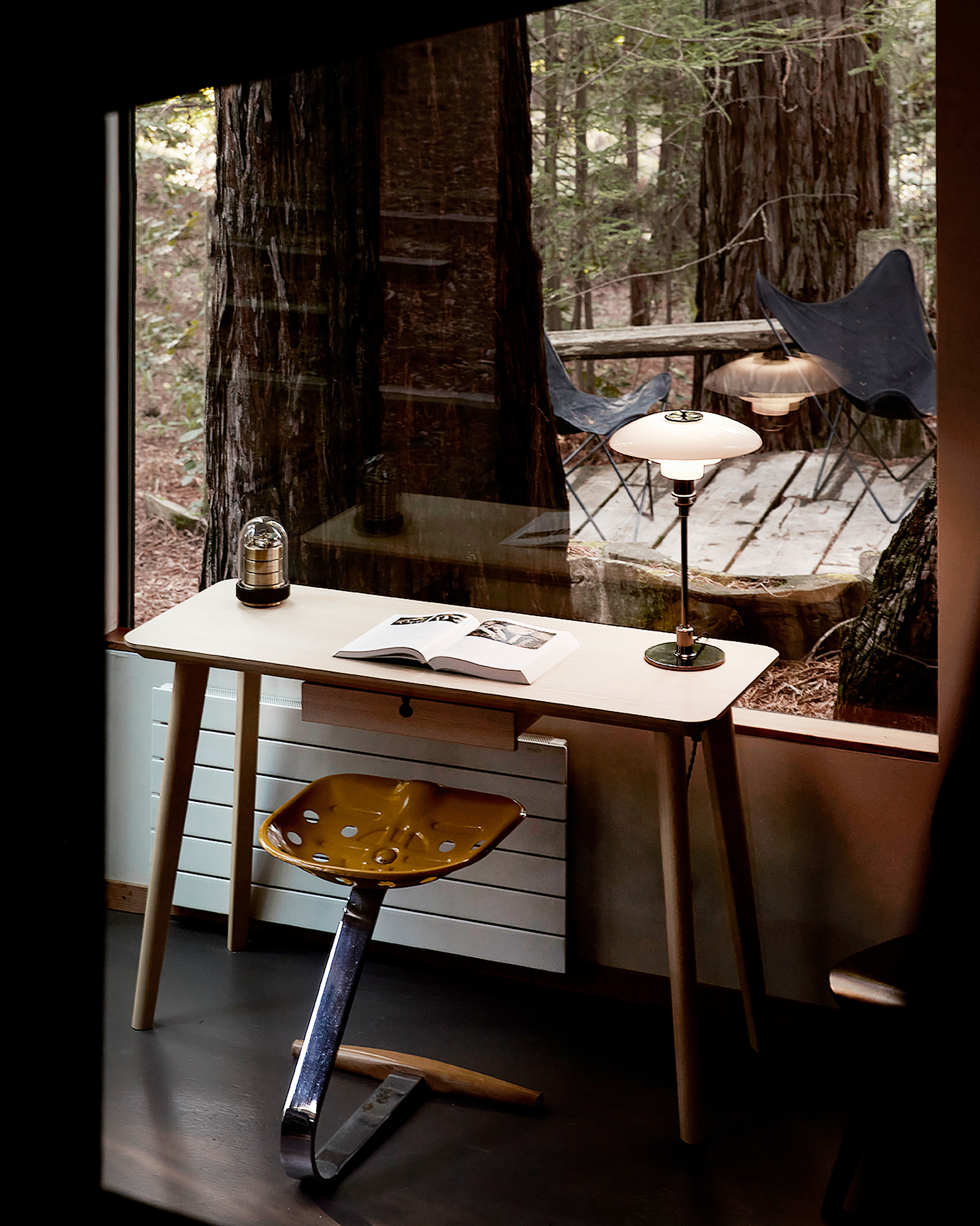 bureau devant fenêtre maison en bois Mini-Mod n°3 à Sea Ranch bureau devant fenêtre maison en bois Mini-Mod n°3 à Sea Ranch