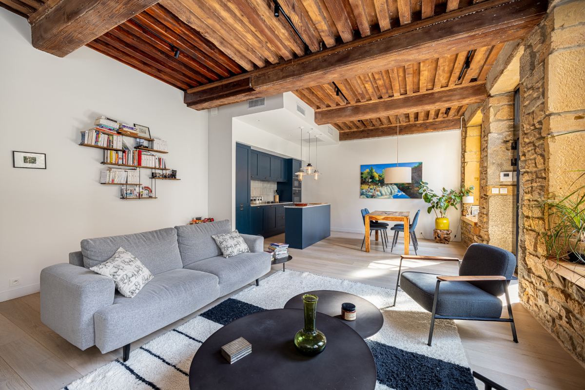 cuisine bleue ouverte et salon décoration contemporaine avec poutres appartement avec jardin Lyon