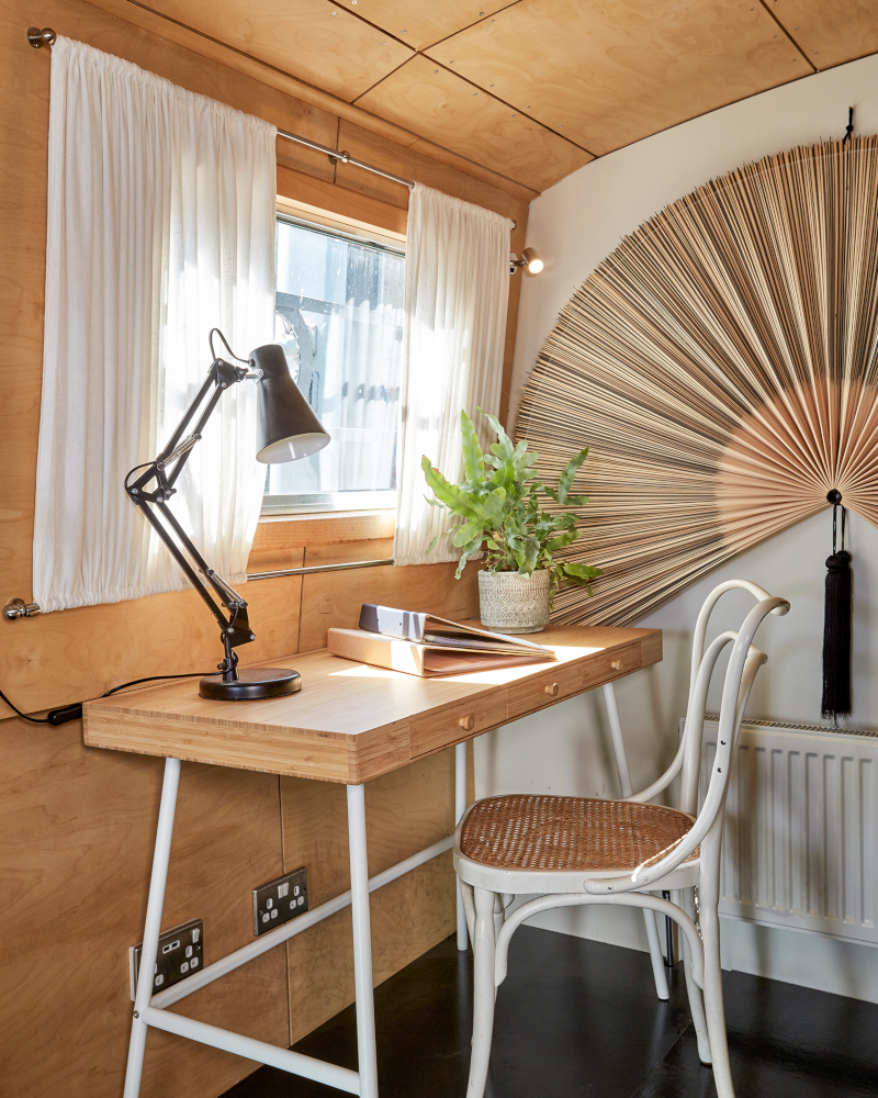 bureau dans salon péniche aménagée à Little Venice Londres