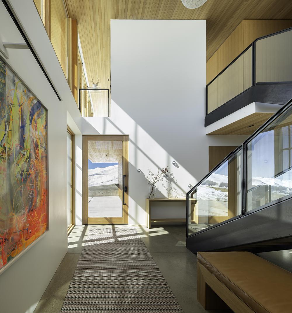 entrée double hauteur avec escalier bois design garde-corps verre