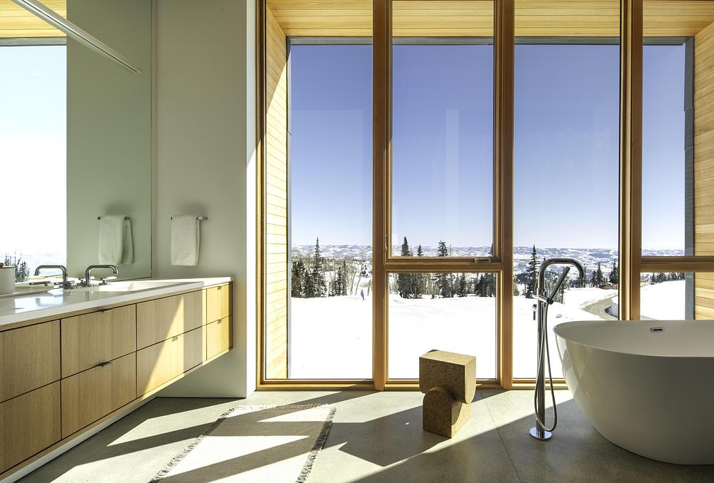 salle de bain avec baies vitrées décoration design maison de montagne contemporaine